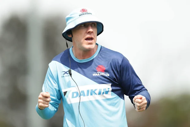 O técnico do Waratahs, Steve Tandy, conversa com os jogadores.