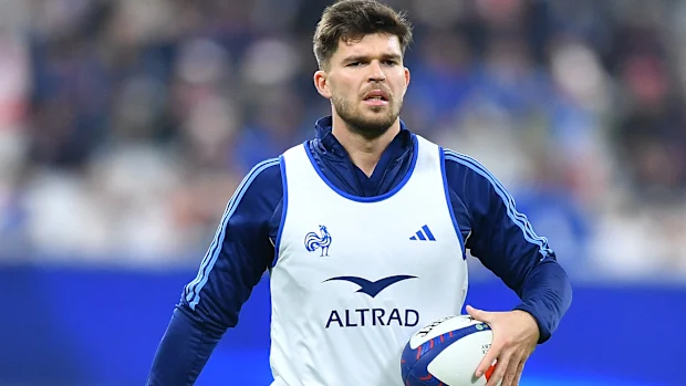 Matthieu Jalibert, da França, aquece no Stade de France.