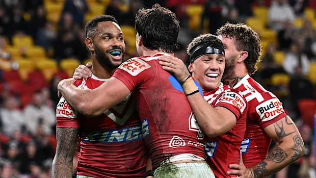BRISBANE, AUSTRÁLIA - 28 DE JUNHO: Hamiso Tabuai-Fidow dos Dolphins comemora com seus companheiros de equipe após marcar um try durante a partida da 17ª rodada da NRL entre South Sydney Rabbitohs e Dolphins no Suncorp Stadium, em 28 de junho de 2025, em Brisbane, Austrália. (Foto de Bradley Kanaris/Getty Images)