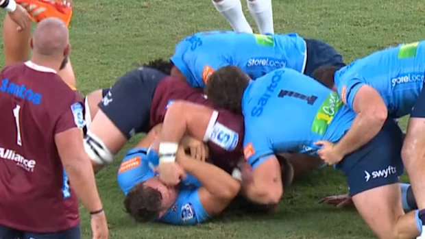 O soco de Joe Brial fica impune no jogo Waratahs x Reds.