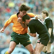 Michael Brial ataca Frank Bunce.