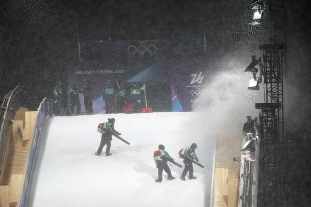 Alguns trabalhos de limpeza são feitos no campo de esqui gratuito em Livigno.