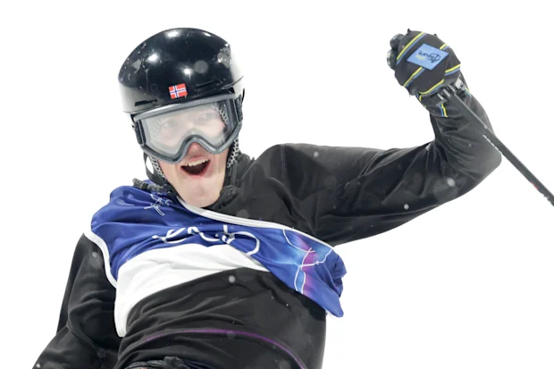 17 de fevereiro de 2026, Itália, Bormio: Olympia, Jogos Olímpicos de Inverno Milan Cortina 2026, Ski Freestyle, Big Air, Masculino, Final, no Livigno Snow Park, Tormod Frostad (Noruega) comemora seu primeiro lugar. Foto: Oliver Weiken/dpa (Foto de Oliver Weiken/picture Alliance via Getty Images)