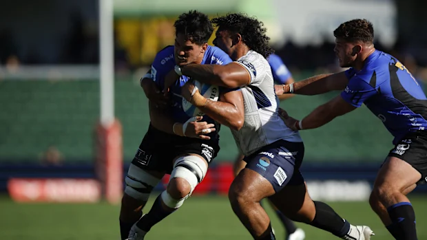 Darcy Swain da Força é abordado.