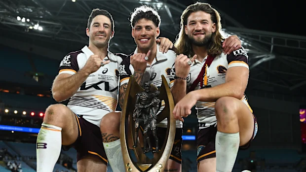 A partir da esquerda: Ben Hunt, Jordan Riki e Pat Carrigan após o triunfo dos Broncos na grande final da NRL em 2025.