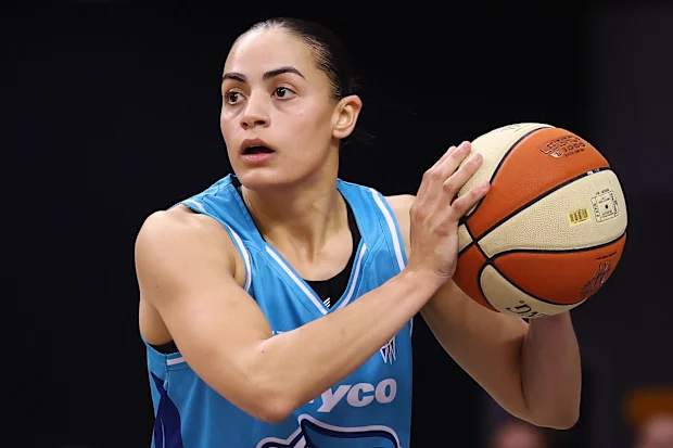 MELBOURNE, AUSTRÁLIA - 18 DE FEVEREIRO: Maddy Rocci dos Flyers tenta passar a bola durante o segundo jogo da série semifinal WNBL entre Southside Flyers e Townsville Fire no State Basketball Center em 18 de fevereiro de 2026 em Melbourne, Austrália. (Foto de Daniel Pockett/Getty Images)
