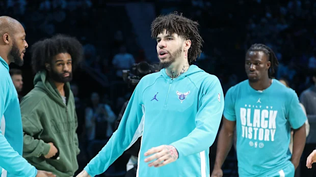 LaMelo Ball do Charlotte Hornets é apresentado antes do jogo contra o Atlanta Hawks em 11 de fevereiro de 2026 no Spectrum Center em Charlotte, Carolina do Norte. NOTA AO USUÁRIO: O usuário reconhece e concorda expressamente que, ao baixar e/ou usar esta fotografia, o usuário concorda com os termos e condições do Contrato de Licença da Getty Images. Aviso obrigatório de direitos autorais: Copyright 2026 NBAE (Foto de Brock Williams-Smith/NBAE via Getty Images)