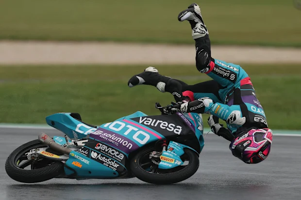 Joel Esteban, da Espanha, bate no Circuito do Grande Prêmio de Phillip Island.
