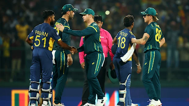 KANDY, SRI LANKA - FEVEREIRO 16: Steven Smith da Austrália aperta a mão de Pavan Rathnayake do Sri Lanka após a partida da Copa do Mundo T20 Masculina da ICC Índia e Sri Lanka 2026 entre Austrália e Sri Lanka no Pallekele Cricket Stadium em 16 de fevereiro de 2026 em Kandy, Sri Lanka. (Foto de Robert Cianflone/Getty Images)