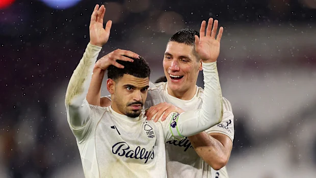 Morgan Gibbs-White e Nikola Milenkovic do Nottingham Forest comemoram após a vitória da equipe.