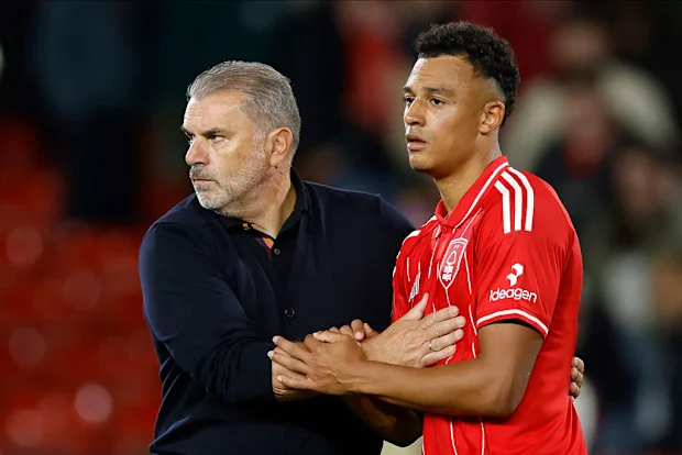 Ange Postecoglou e Dan Ndoye, de Nottingham Forest, parecem desanimados.