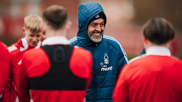 O treinador Nuno Espírito Santo, do Nottingham Forest, sorri.