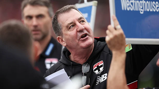 O técnico do Saints, Ross Lyon, fala ao seu grupo de jogo.