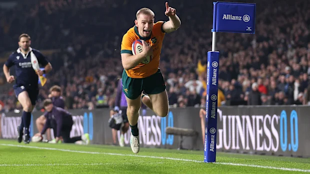 Max Jorgensen, da Austrália, marca o quinto try de seu time.