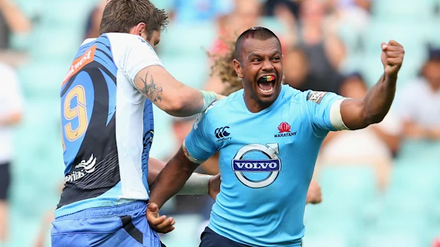 Kurtley Beale, dos Waratahs, comemora marcar um try.