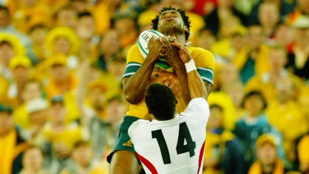 Lote Tuqiri, da Austrália, supera Jason Robinson, da Inglaterra, para marcar. Foto de : Dallas Kilponen