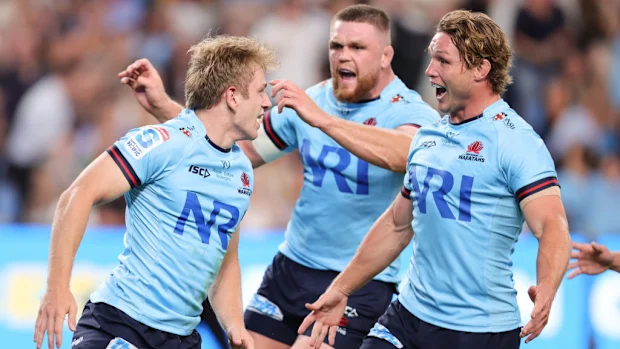 Max Jorgensen marca um try e comemora com Michael Hooper.