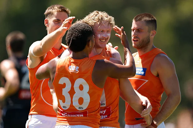 Josaia Delana (à esquerda) e Clayton Oliver dos Giants comemoram durante a simulação de jogo da AFL de 2026 contra os Magpies.
