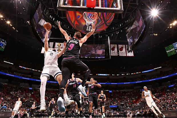 Ty Jerome dirige até a cesta.