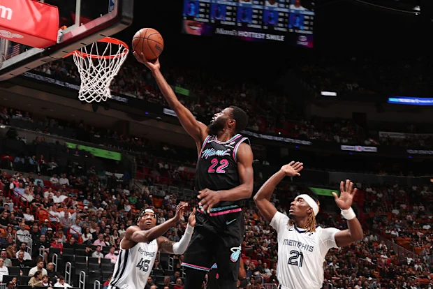 Andrew Wiggins dirige até a cesta.