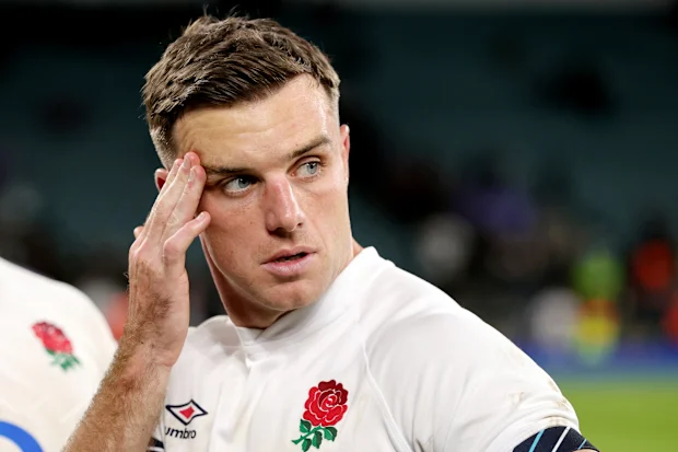 George Ford, da Inglaterra, parece desanimado após a derrota do time.