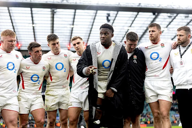 Maro Itoje, da Inglaterra, fala com companheiros de equipe enquanto os jogadores ingleses se reúnem após a derrota.