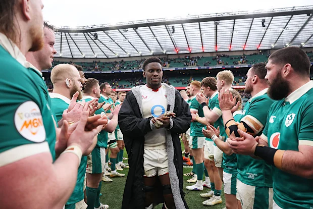 Maro Itoje, da Inglaterra, passa por uma guarda de honra formada por jogadores irlandeses.