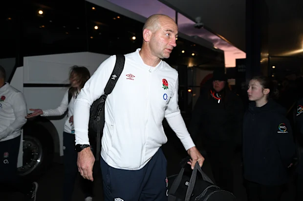 O técnico da Inglaterra, Steve Borthwick, chega ao Forsyth Barr Stadium, em Dunedin.