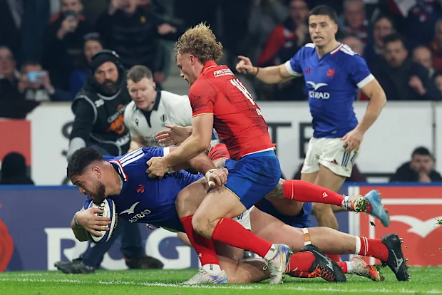 Emmanuel Meafou, da França, salta sobre a linha sob pressão de Louis Lynagh, da Itália.