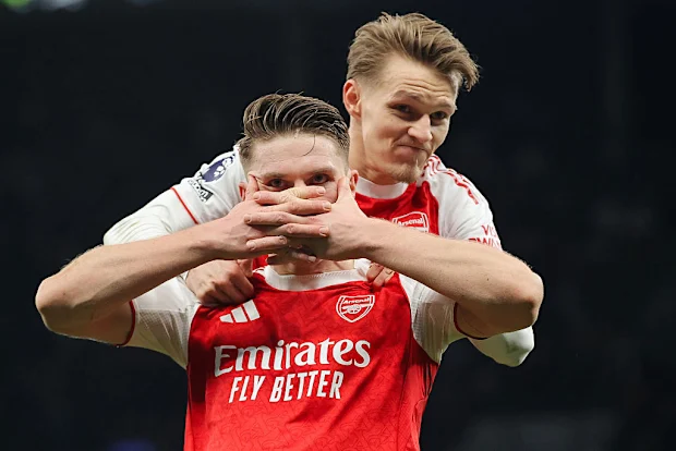 Viktor Gyokeres, do Arsenal, comemora após marcar o quarto gol do seu time.