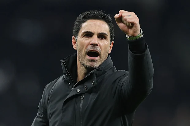 Mikel Arteta, técnico do Arsenal, comemora.