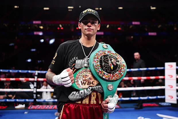 Ryan Garcia posa com o cinturão.