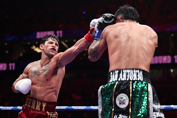 Ryan Garcia dá um soco em Mario Barrios.