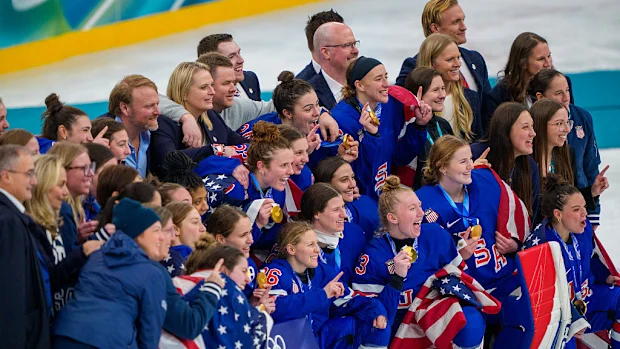Os medalhistas de ouro da equipe dos Estados Unidos comemoram a vitória após o jogo da medalha de ouro do hóquei no gelo feminino entre EUA e Canadá.