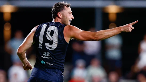 Will Hayward, do Blues, comemora um gol durante um jogo de simulação de partida.