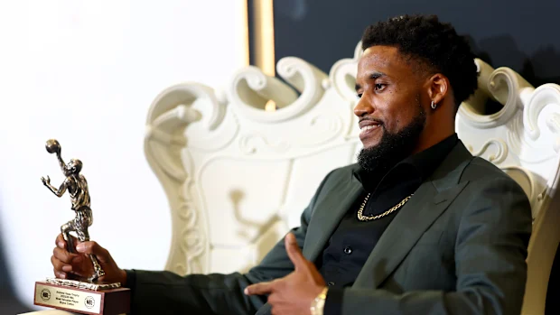 Bryce Cotton, do 36ers, posa com o Troféu Andrew Gaze.