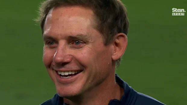 Stephen Larkham comemora uma vitória famosa.