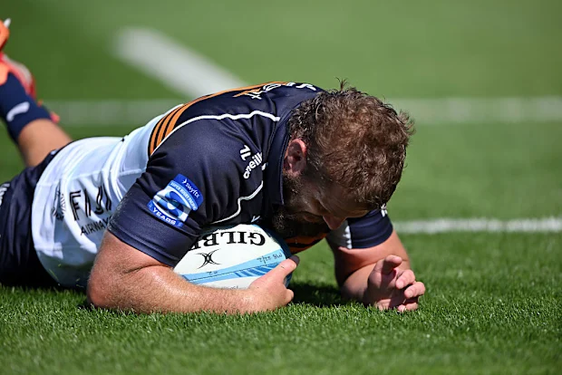 James Slipper, dos Brumbies, mergulha para marcar um try.