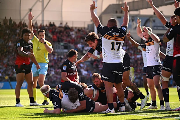 Liam Bowron, dos Brumbies, marca um try.