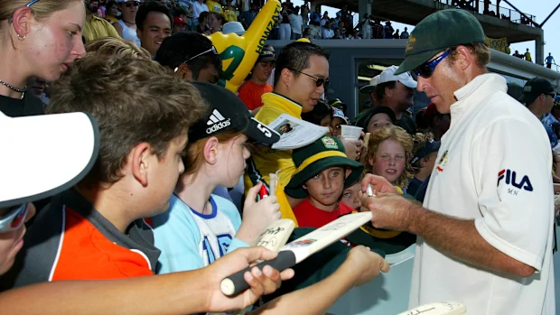 Matthew Hayden, da Austrália, dá autógrafos durante o terceiro dia do Primeiro Teste entre Austrália e Bangladesh, disputado no Marrara Oval em 20 de julho de 2003 em Darwin, Austrália. (Foto de Hamish Blair/Getty Images)