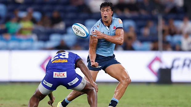 Joseph-Aukuso Suaalii dos Waratahs passa a bola.