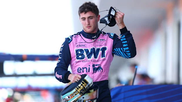 Jack Doohan caminha no Pitlane durante a qualificação de sprint antes do Grande Prêmio de Miami. 