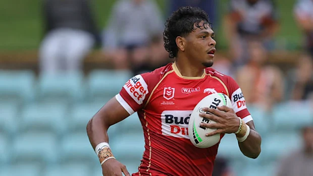 Selwyn Cobbo corre a bola.