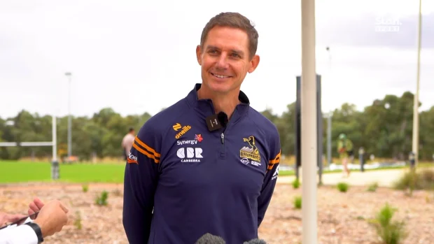 Stephen Larkham fala com repórteres.