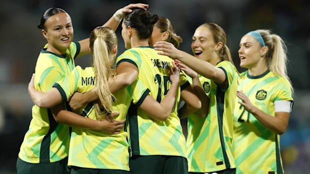 Emily Gielnik comemora seu gol com os companheiros de Matildas durante a vitória da Austrália sobre a Eslovênia.  