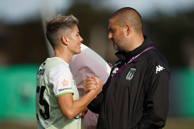 O ex-técnico do Western United, Mark Torcaso (R), parabeniza Michelle Heyman depois de quebrar o recorde de jogos disputados da A-League Womens.