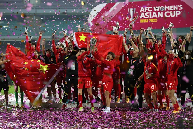 O capitão Wang Shanshan, da China, levanta o troféu da Copa Asiática.