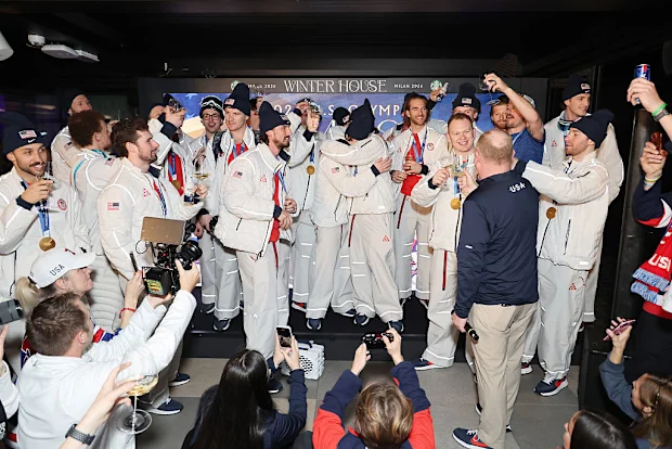 A seleção masculina de hóquei dos EUA comemora sua vitória em Winter House.