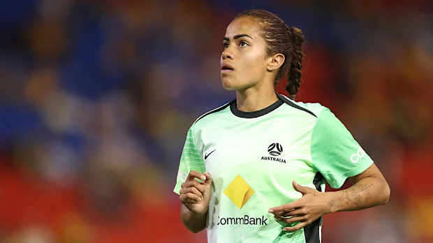 Mary Fowler se aquece antes de competir com os Matildas. 