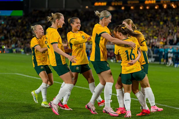 Austrália Matildas comemoram juntos um gol de Hayley Raso.